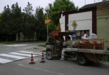 Festik és kátyúzzák az utakat